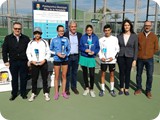 Campeones y finalistas infantiles con autoridades